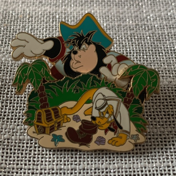 Disney Cruise Line Captain Pluto Plush and pin trading - Picture 3 of 17